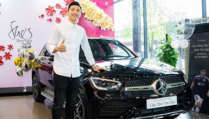 Sau Quang Hải, đến lượt Đoàn Văn Hậu tậu xe sang Mercedes Benz GLC 300