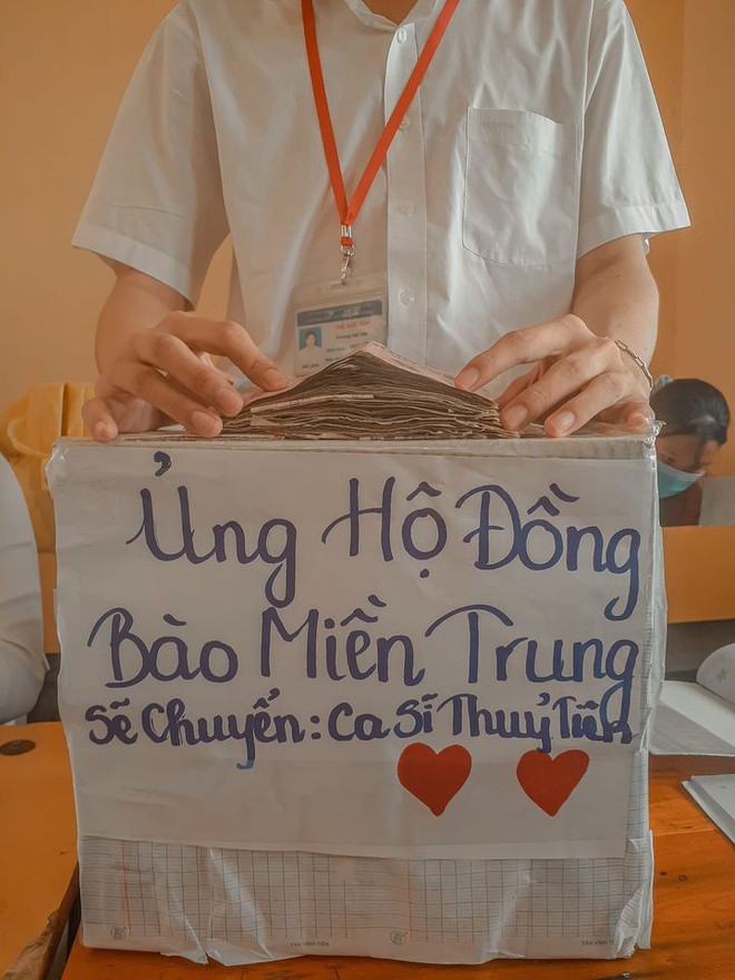 hoc sinh ung ho mien Trung anh 1