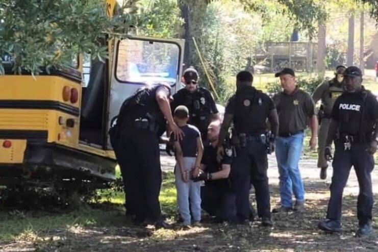 Học sinh 11 tuổi lấy trộm xe buýt