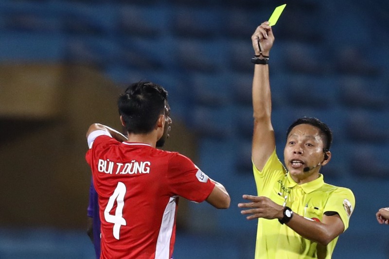 'Trọng tài có thể rút thẻ vàng cho cả Rimario và Tiến Dũng'