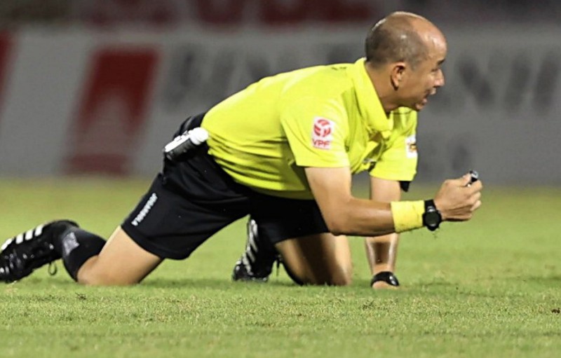 Trọng tài V.League ngã vì bị cầu thủ va trúng