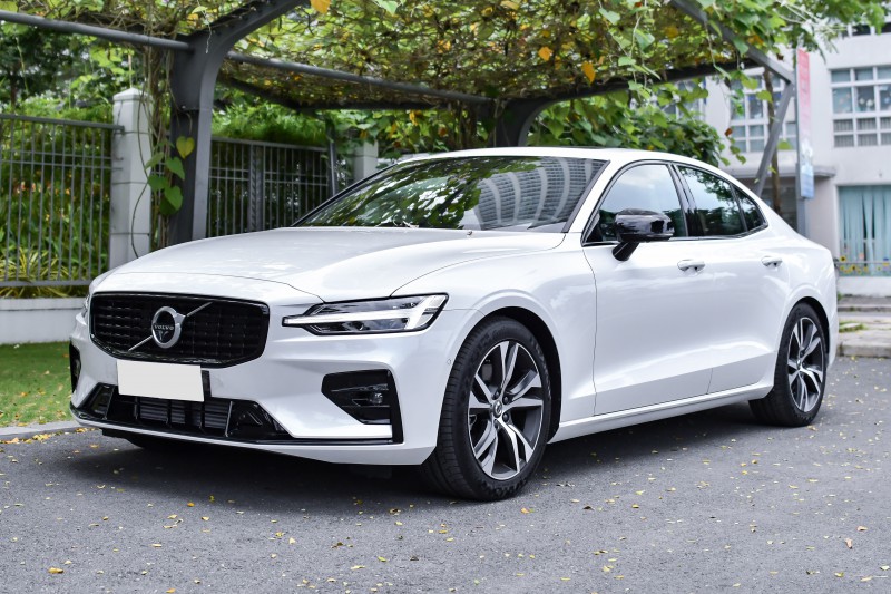Chi tiết Volvo S60 R-Design giá từ 1,7 tỷ đồng, đối thủ Mercedes C 200