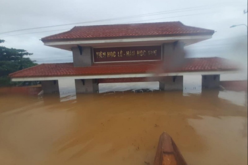 Trường học sập tường, bung cửa vì lũ lụt