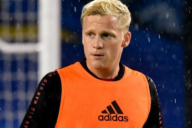 ‘Van de Beek không nên đến MU’