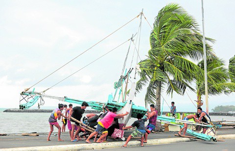 Siêu bão Goni mang gió mạnh thảm khốc, gây sạt lở ở Philippines