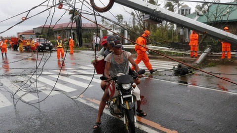 Vỡ đê, làng mạc bị nhấn chìm trong bão Goni ở Philippines
