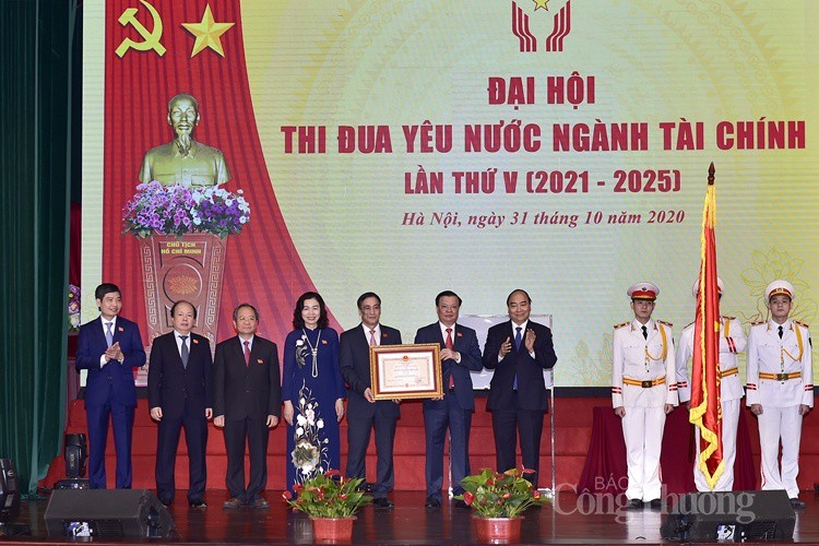Ngành Tài chính tôn vinh các gương thi đua điển hình