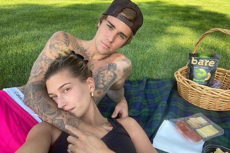 Justin Bieber dừng xăm lên cổ vì vợ