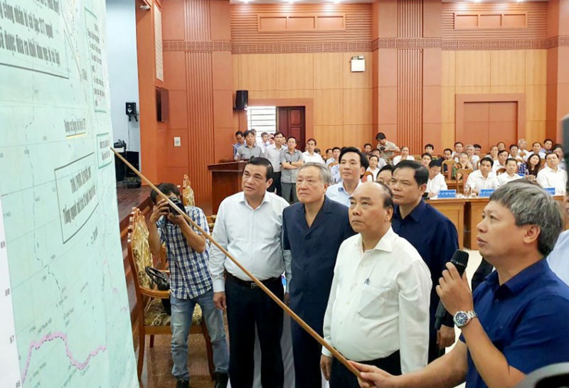 Thủ tướng: Không để người dân vùng bão lũ 'màn trời chiếu đất, đói cơm lạt muối'