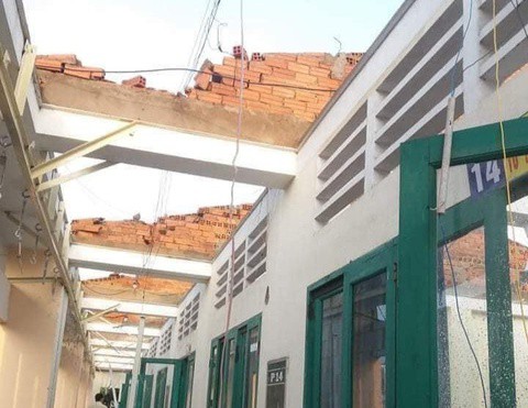 Trường ở TP.HCM bị tốc mái, học sinh nghỉ 2 ngày