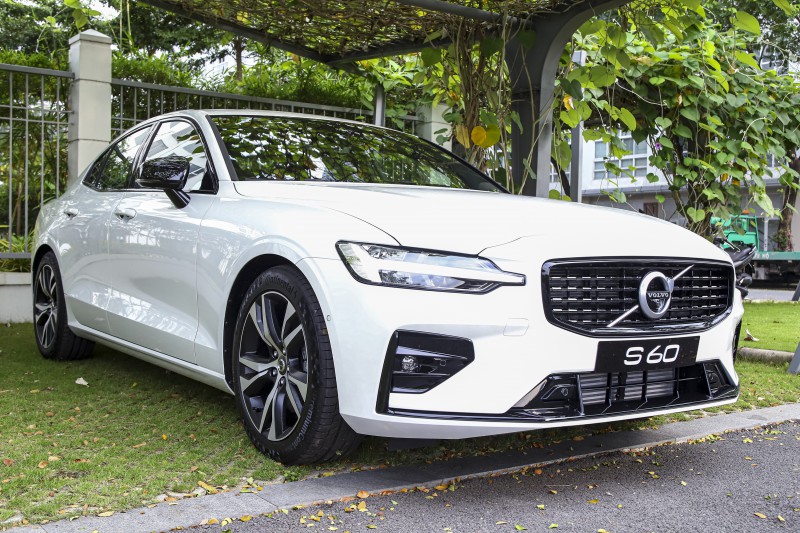 Chọn Volvo S60 R-Design hay Mercedes-Benz C 200 với 1,7 tỷ đồng?