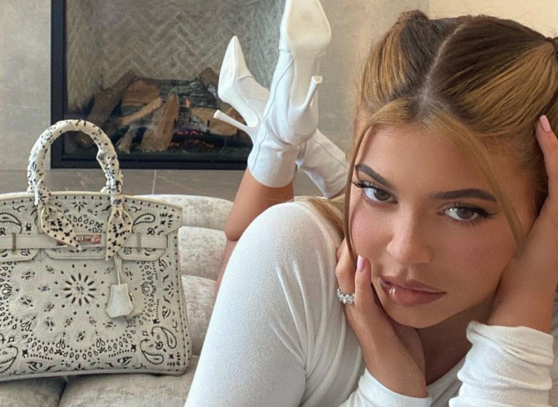 Kylie Jenner, Cardi B trả giá cao để mua túi Hermès thêu