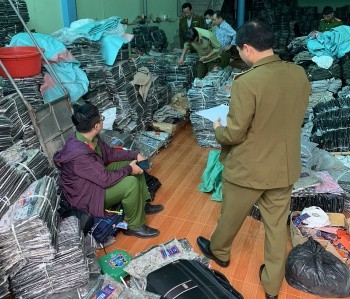 Hà Nội: Thu giữ hàng nghìn quần áo giả mạo nhãn của thương hiệu đã đăng ký bảo hộ