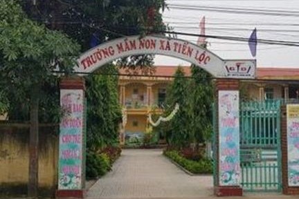 Bé gái 3 tuổi ở Thanh Hóa bị bỏ quên trong nhà vệ sinh trường học