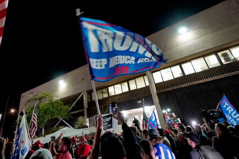 Người ủng hộ ông Trump vây điểm kiểm phiếu ở bang Arizona
