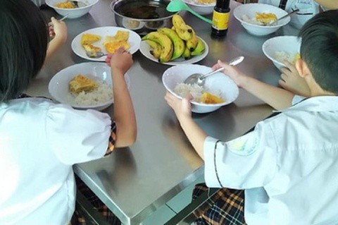 'Bữa trưa của trẻ chỉ có trứng và canh là quá đơn điệu'