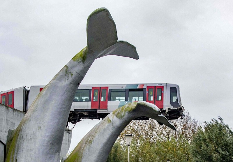 Tượng đuôi cá voi khổng lồ cứu tàu metro khỏi lao xuống nước