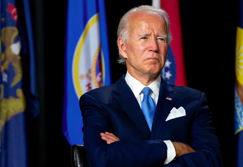 Vì sao ông Joe Biden luôn dùng khăn bỏ túi sáng màu?