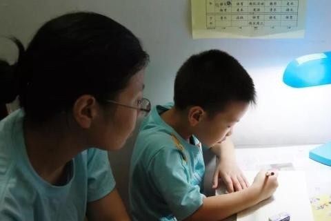 Người mẹ ở Trung Quốc phải viết tường trình vì không dạy con học