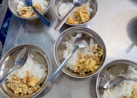 Trường tiểu học bớt xén suất ăn bán trú của học sinh