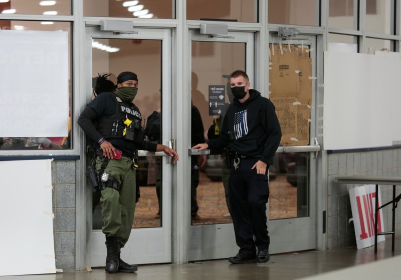 Đeo găng tay và khẩu trang, các nhân viên tập trung để kiểm phiếu