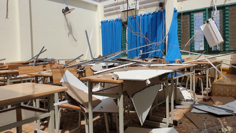 Tìm chỗ học cho 2.000 học sinh tại TP.HCM khi trường bị sập mái tôn