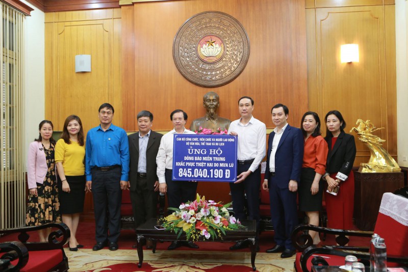 Bộ VHTTDL: Ủng hộ hơn 1,5 tỉ đồng hỗ trợ đồng bào các tỉnh miền Trung bị bão lũ