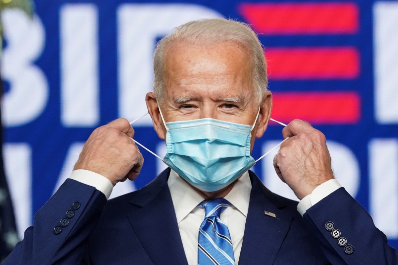 Tại sao ông Biden luôn đeo khẩu trang?