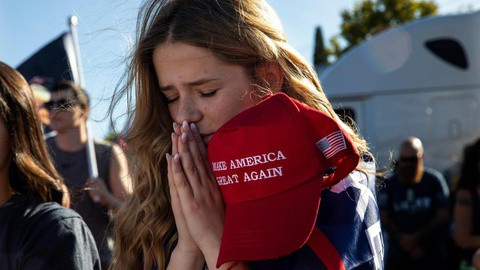 Người ủng hộ ông Trump cầu nguyện, mong thế trận đảo chiều
