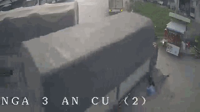 Clip: Bị xe tải tông trúng, người đàn ông vẫn thoát chết khó tin