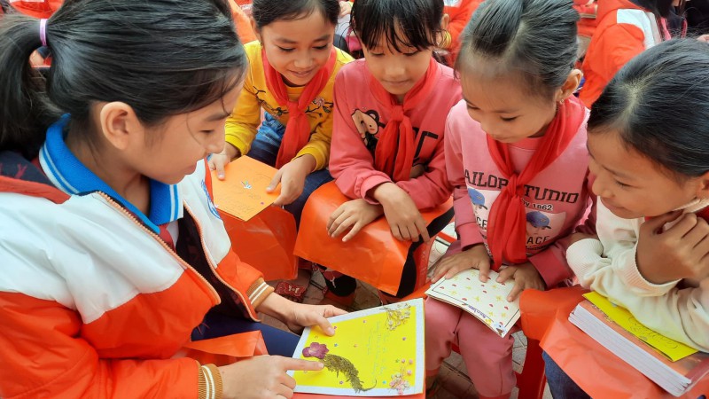 Cánh hạc yêu thương “Đồng hành cùng học sinh vượt lũ đến trường”