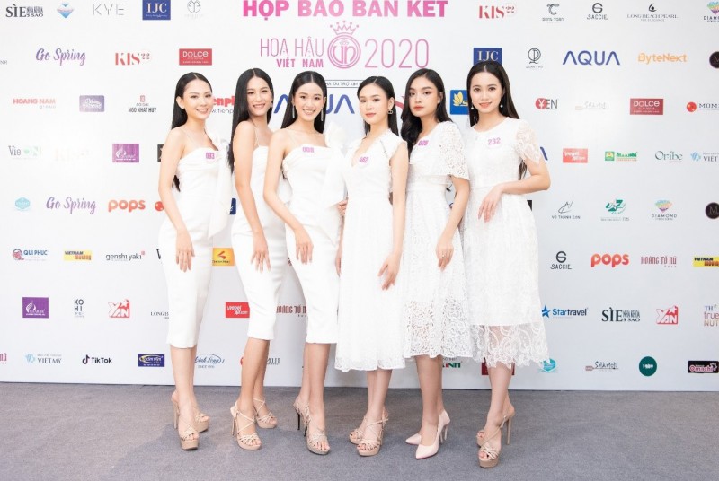 Top 35 Hoa hậu Việt Nam chuẩn bị cho đêm thi thời trang