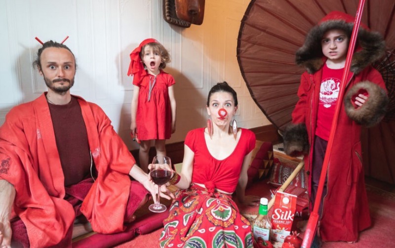 Gia đình nổi tiếng vì thường xuyên mặc đồ cùng màu