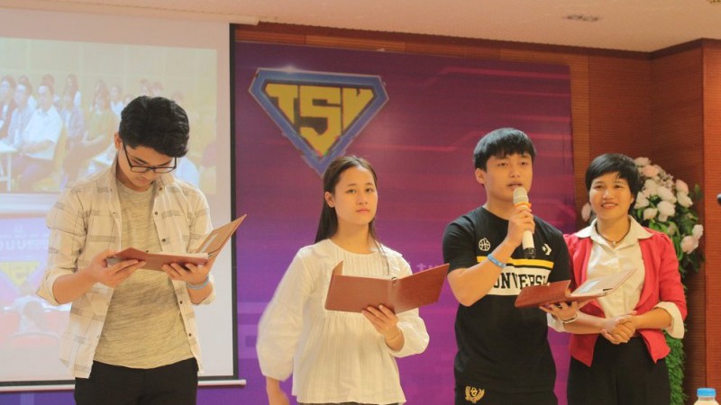 Tân sinh viên hào hứng “Thích nghi trong thế giới VUCA”