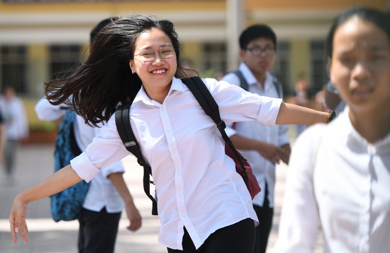 Đề văn chọn học sinh giỏi chỉ có 3 từ 'Bạn màu gì?'