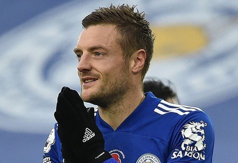 Vardy đưa Leicester lên đầu bảng Premier League