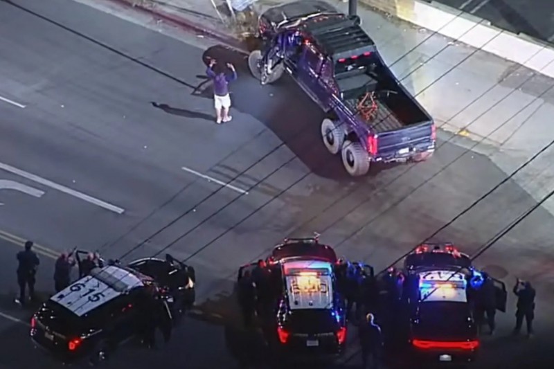 Tên trộm bị truy đuổi vì đánh cắp xe bán tải trị giá 350.000 USD