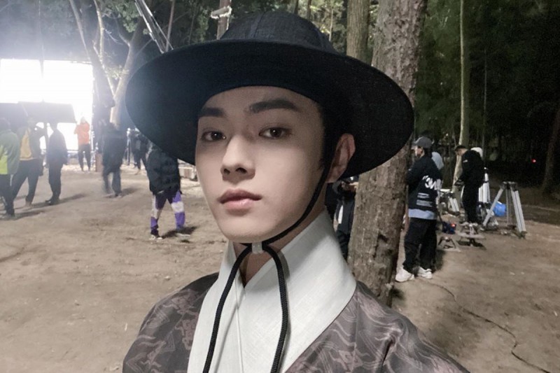 Hứa Khải gây tranh cãi vì mặc trang phục giống hanbok