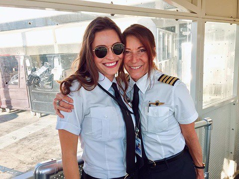 Hai mẹ con cùng trở thành phi công tại Mỹ