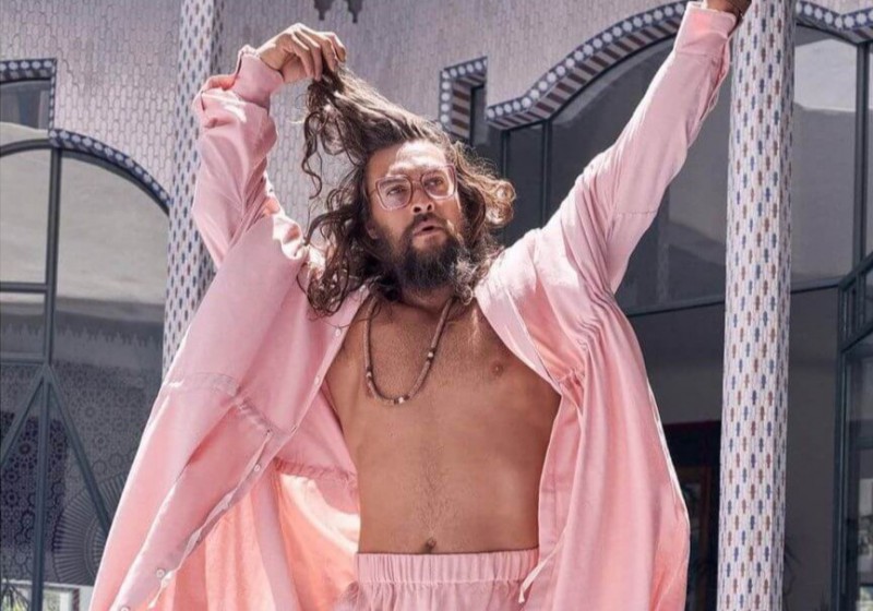 Vì sao Jason Momoa thích mặc đồ màu hồng?