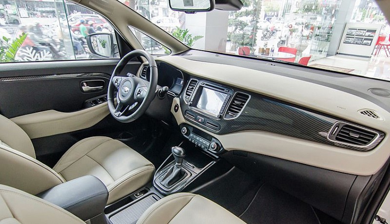 gia xe kia rondo ngay 12112020 qua tang 1 nam bao hiem vat chat