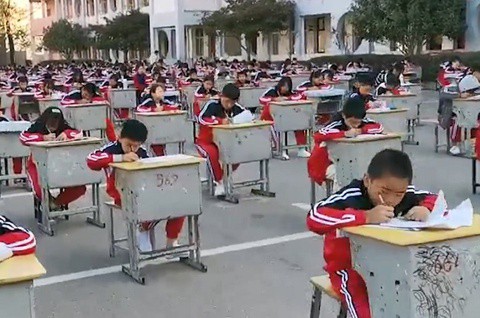 Hàng nghìn học sinh Trung Quốc thi ngoài trời để tránh gian lận