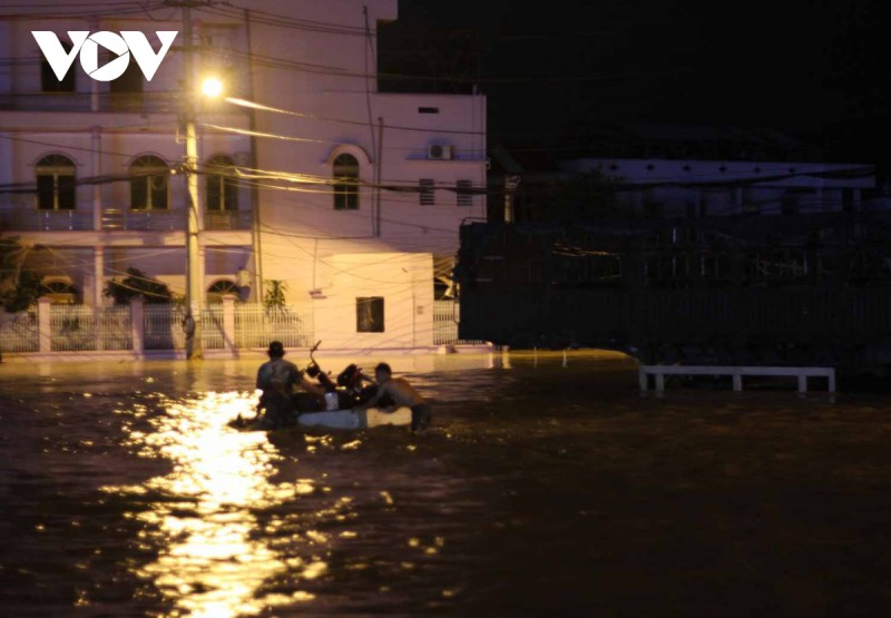  Bình Định: Nước lũ đổ về gây ngập cửa ngõ vào thành phố Quy Nhơn  - Ảnh 3.