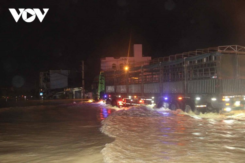  Bình Định: Nước lũ đổ về gây ngập cửa ngõ vào thành phố Quy Nhơn  - Ảnh 1.