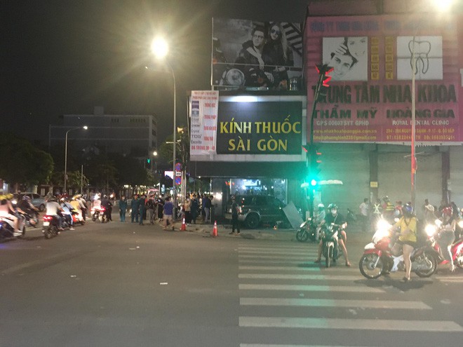  Ô tô điên tông nhiều xe máy, 4 người bị thương ở Sài Gòn - Ảnh 2.
