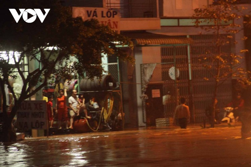  Bình Định: Nước lũ đổ về gây ngập cửa ngõ vào thành phố Quy Nhơn  - Ảnh 5.