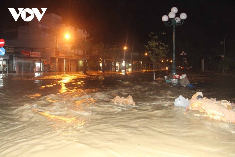  Bình Định: Nước lũ đổ về gây ngập cửa ngõ vào thành phố Quy Nhơn  - Ảnh 6.