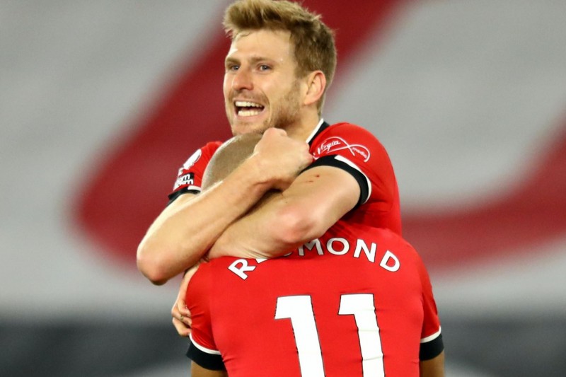 Southampton vươn lên dẫn đầu Premier League