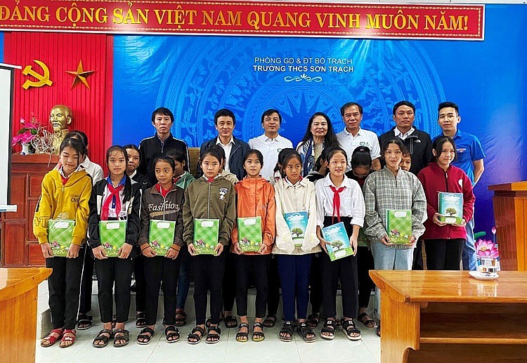 Tổng công ty Giấy Việt Nam trao tặng 93.000 quyển vở cho học sinh vùng lũ miền Trung