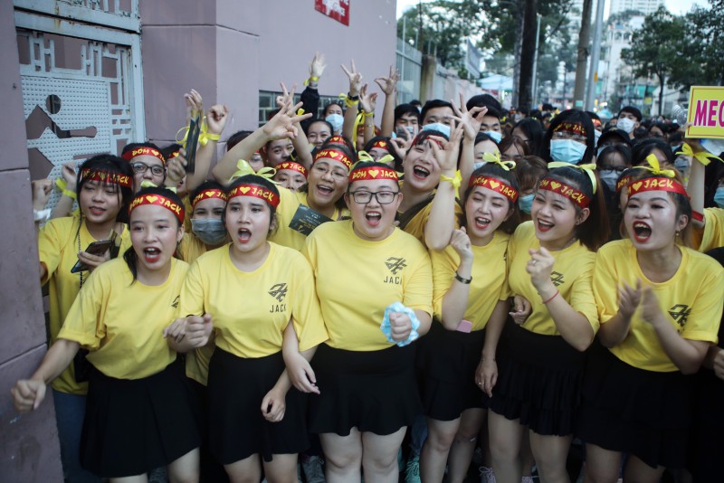 CĐV nữ xem Jack so tài Quang Hải trên sân cỏ